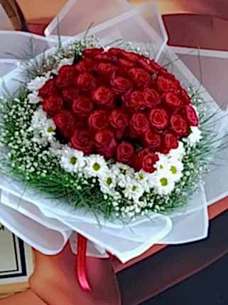 Krizantemlerle Çevrili Kırmızı Güller, Eskişehir Bizim Çiçek Evi