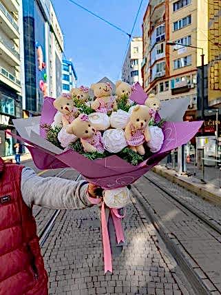 Beyaz yapay gül ve pembe ayıcık buketi