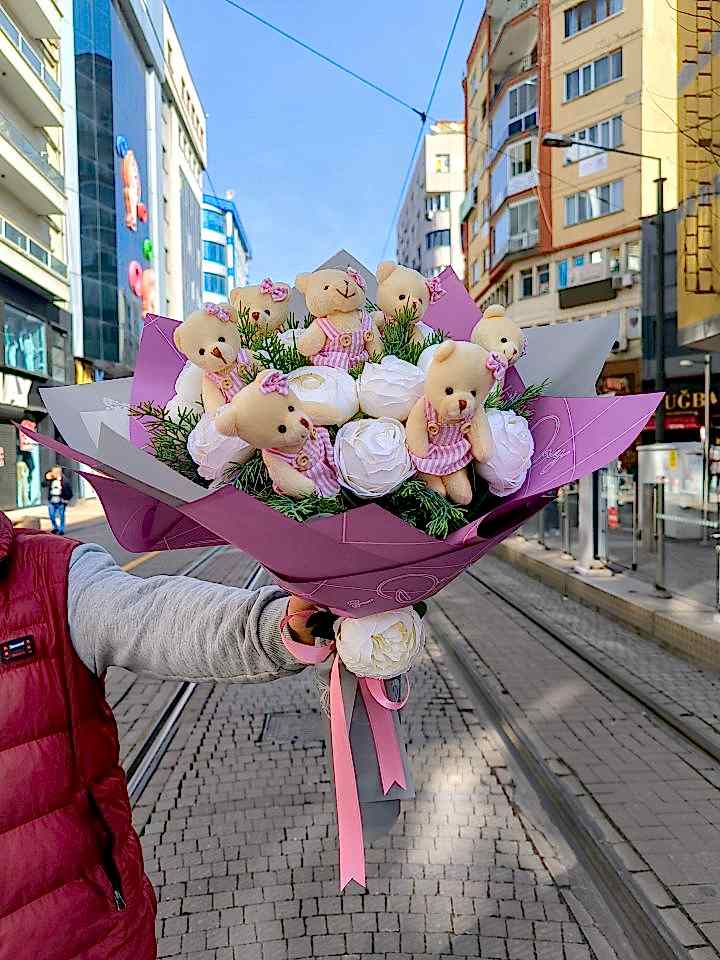 Beyaz yapay gül ve pembe ayıcık buketi